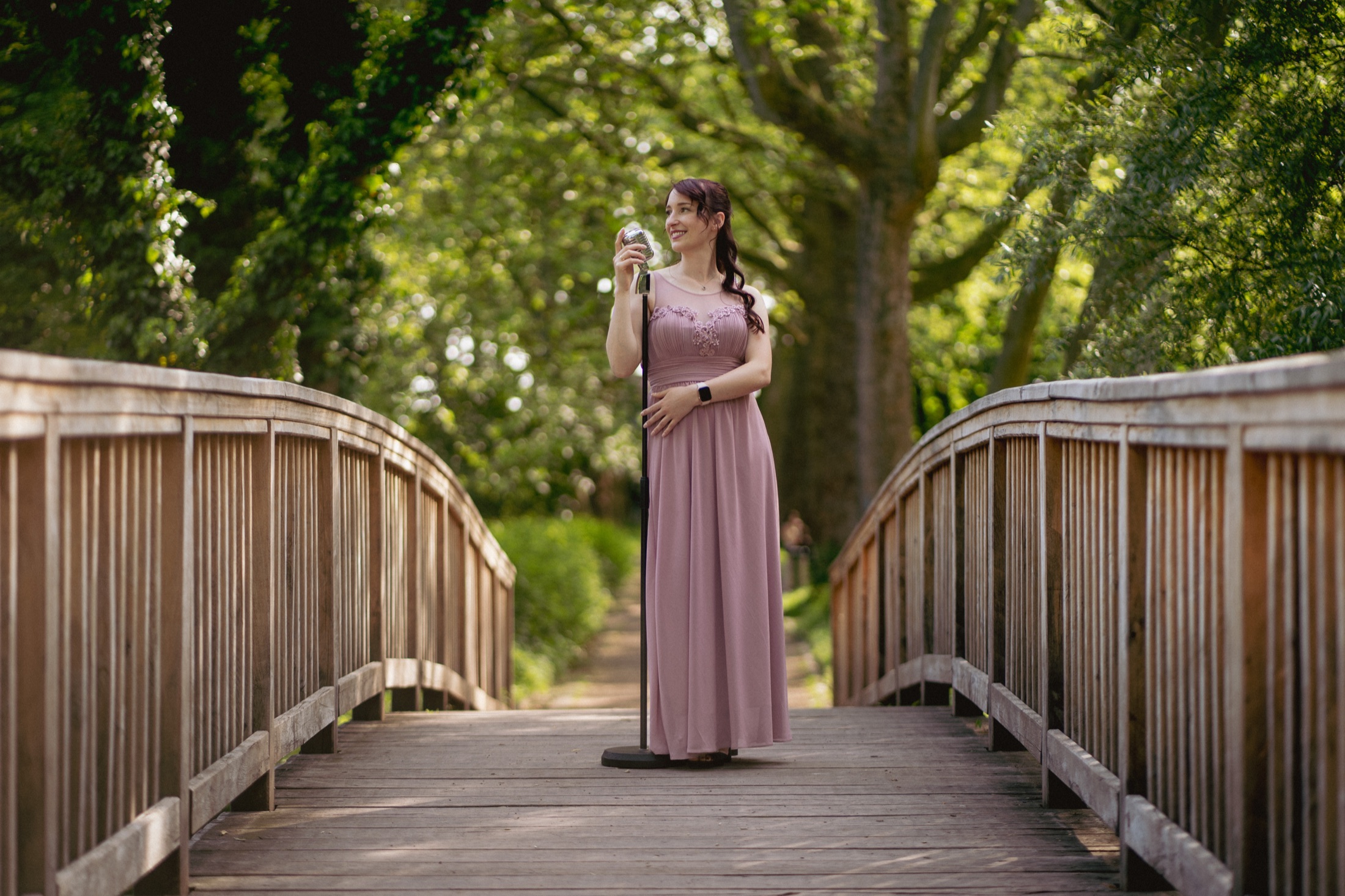 Helena singt im Freien auf einer Brücke